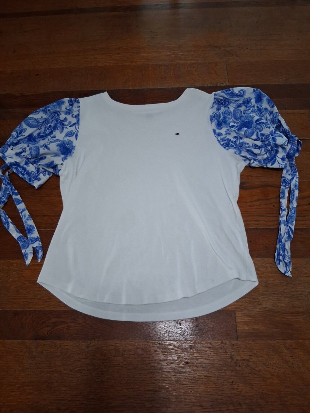 Tommy Hilfiger Women's Large Mixed Media Puff Sleeve Top White Blue Floral Knit